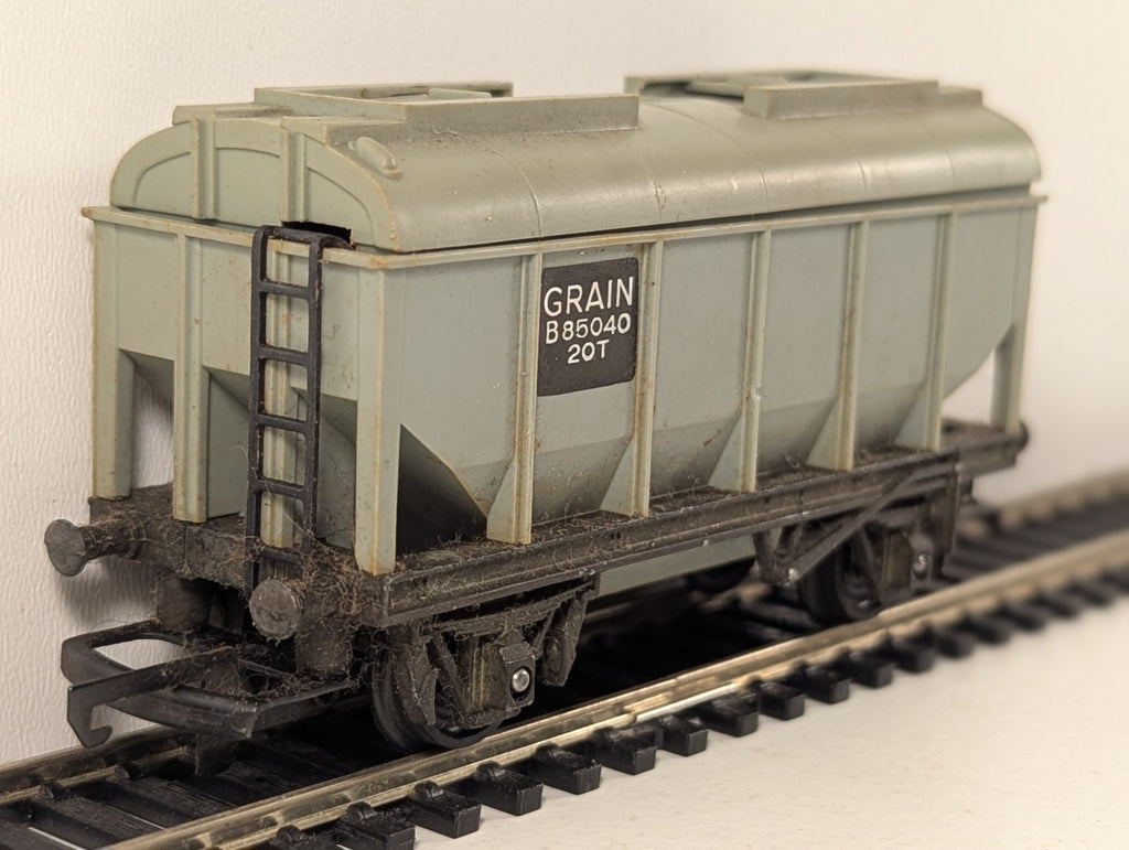Tri-ang Hornby R215 OO Gauge Bulk Grain Wagon - Boxed