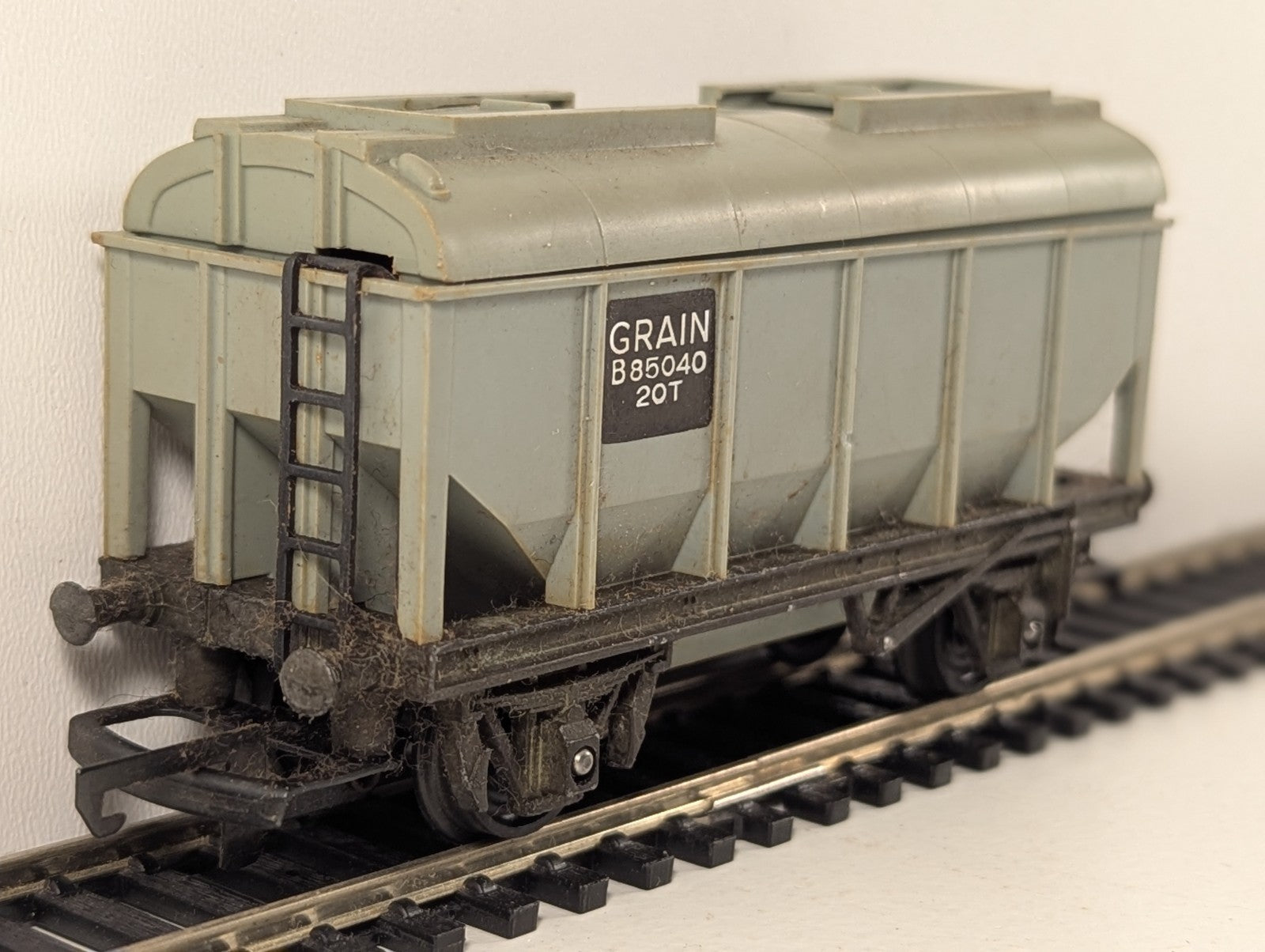 Tri-ang Hornby R215 OO Gauge Bulk Grain Wagon - Boxed