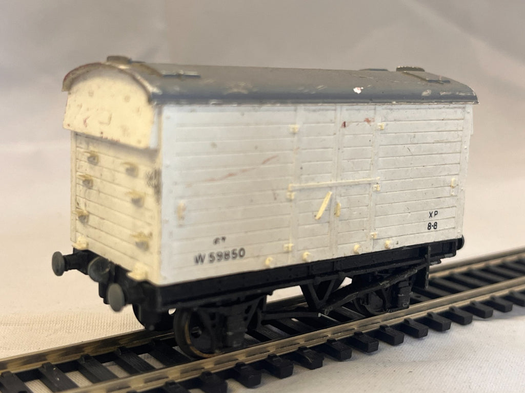 Hornby Dublo OO Gauge 6 Ton Refrigerated Van Missing Couplings