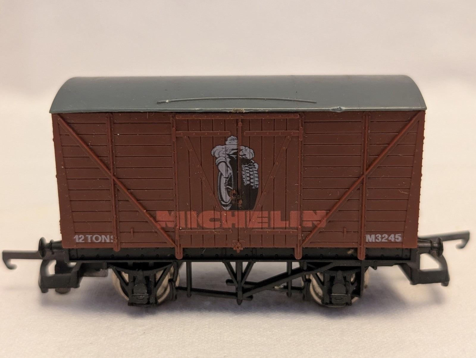 Lima OO Gauge 12 Ton Box Van Goods Wagon M3245 Michelin