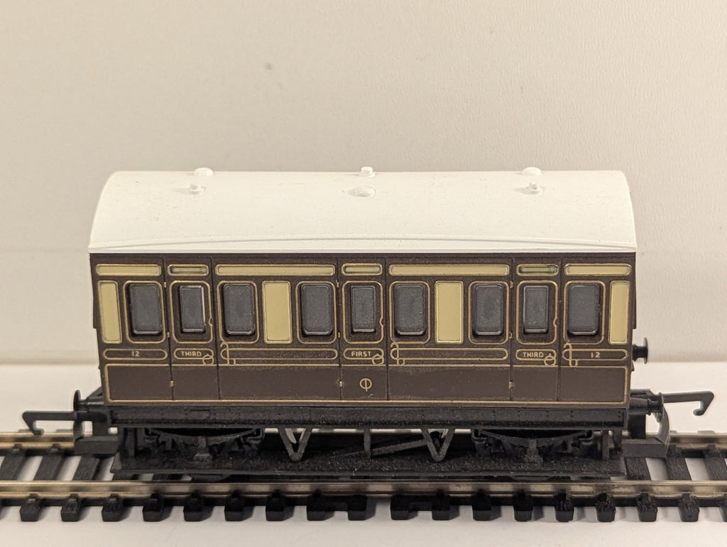 Hornby OO Gauge GWR Chocolate and Cream 4-Wheel Composite Coach