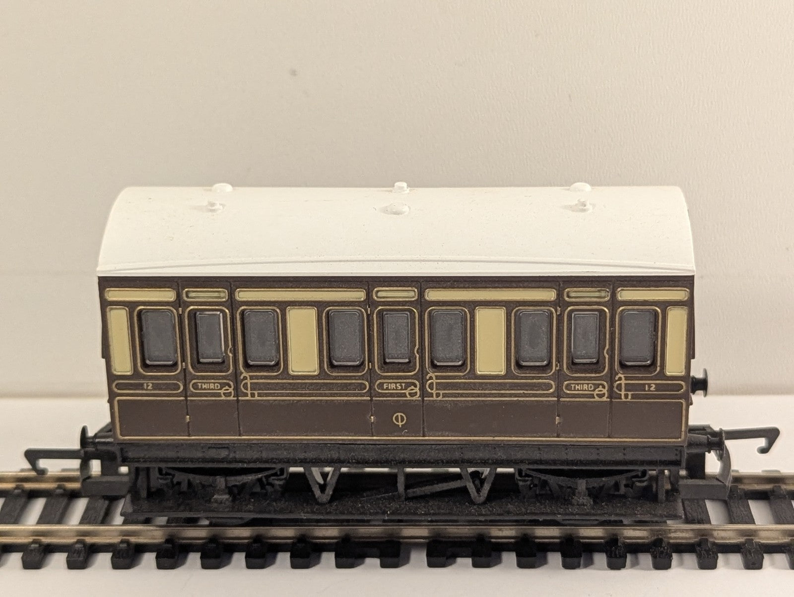 Hornby OO Gauge GWR Chocolate and Cream 4-Wheel Composite Coach