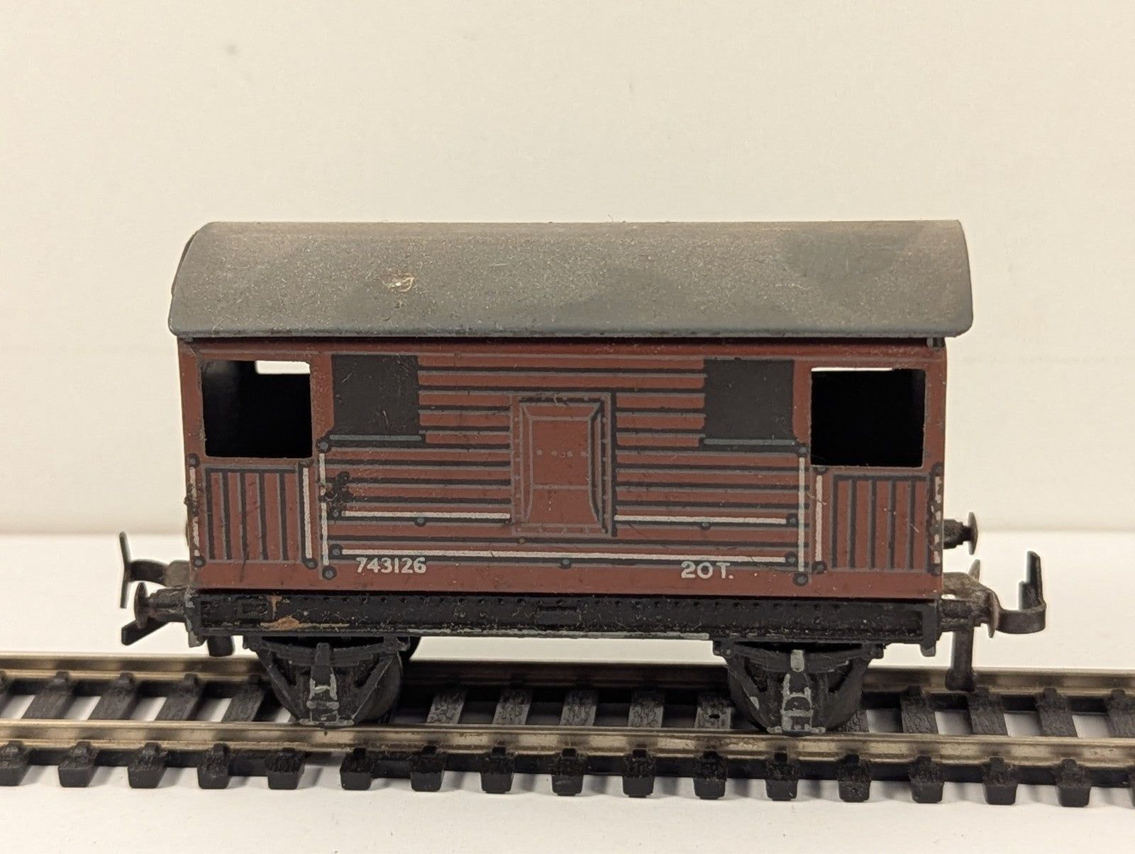 Trix Twin Railway 20 Ton Goods Brake Van OO Gauge - Damaged Roof