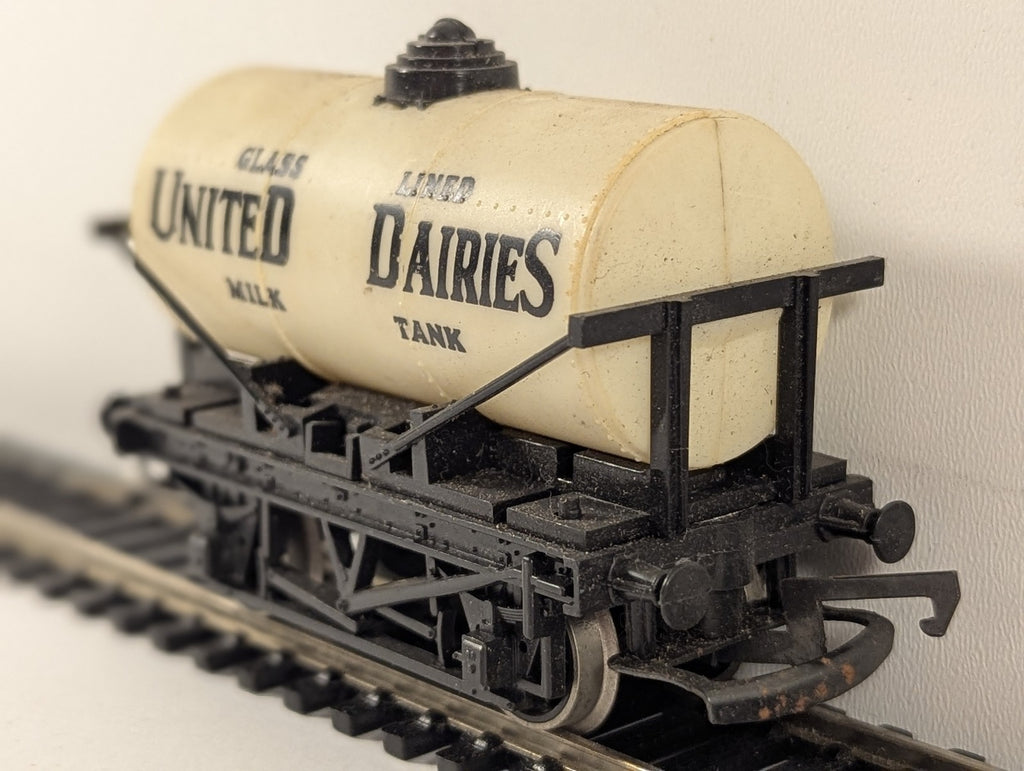 Hornby OO Gauge 6-Wheel Milk Tank Wagon Goods Wagon United Dairies R127