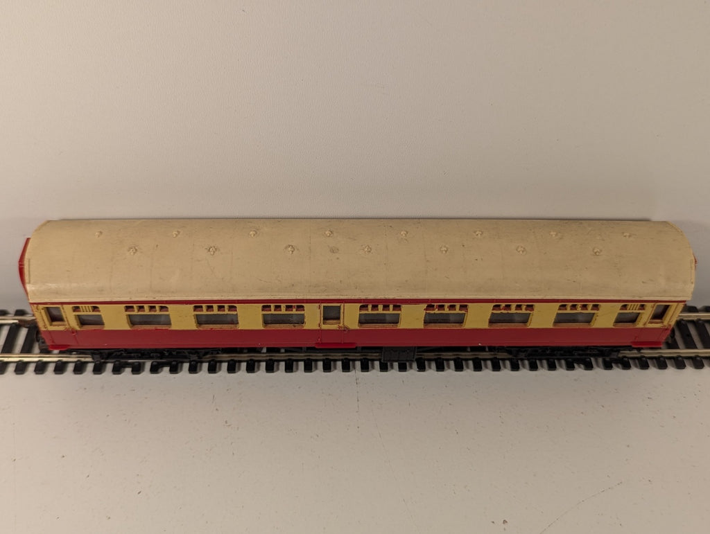 Tri-ang OO Gauge BR Composite Coach Maroon & Cream