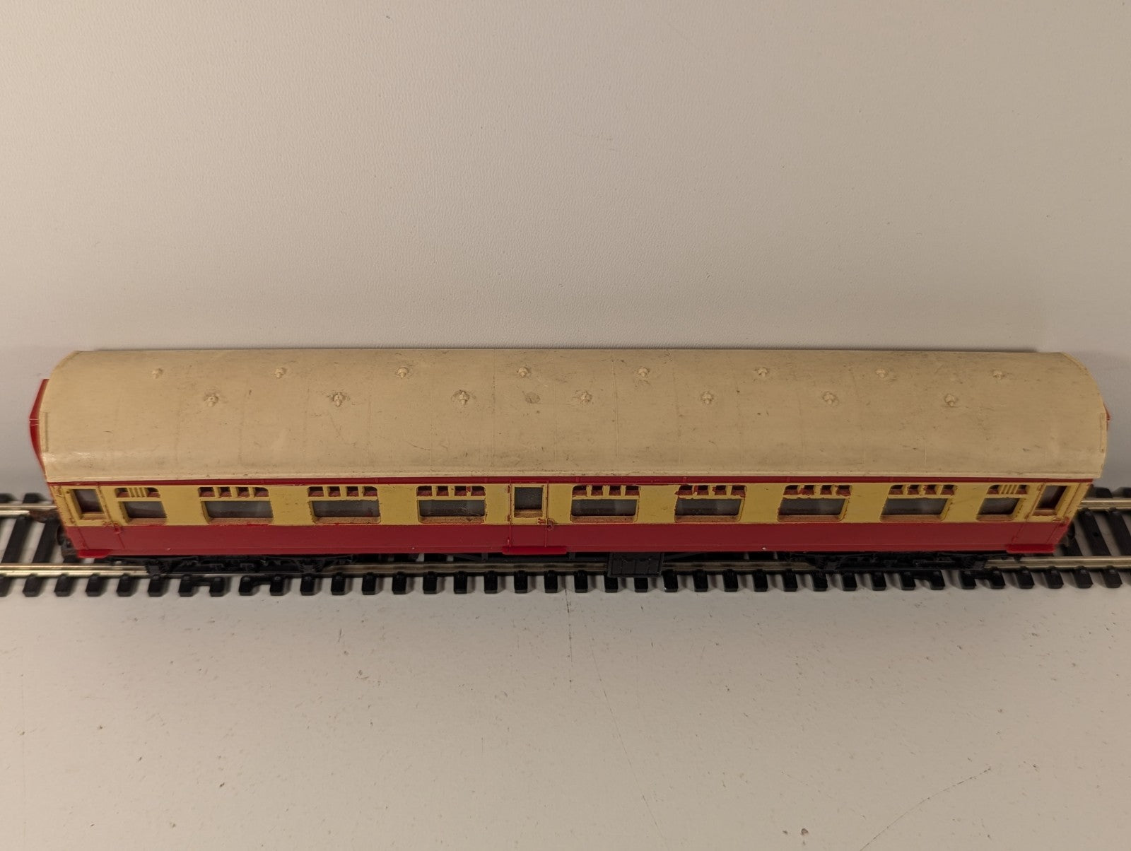 Tri-ang OO Gauge BR Composite Coach Maroon & Cream