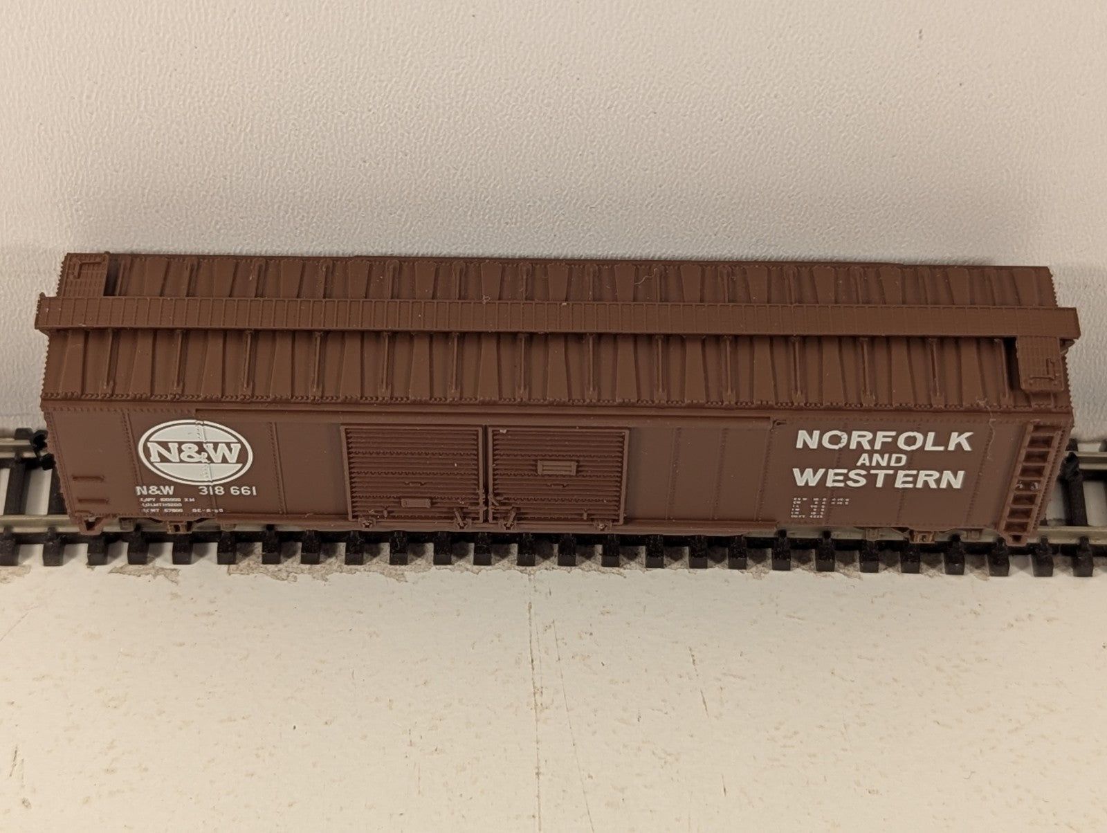 Atlas N Gauge Norfolk & Western Boxcar Brown