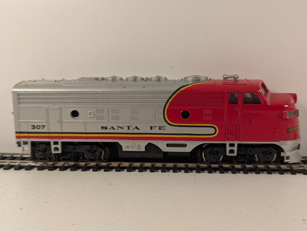Bachmann HO Gauge EMD F9A Diesel Locomotive 307 Santa Fe Warbonnet