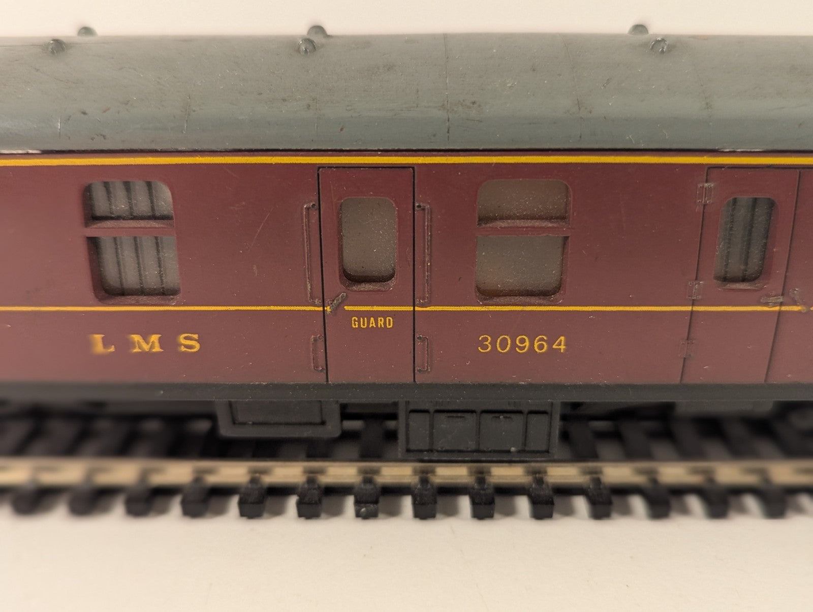 Lima OO Gauge BR Mk1 Restaurant Buffet Coach – Maroon