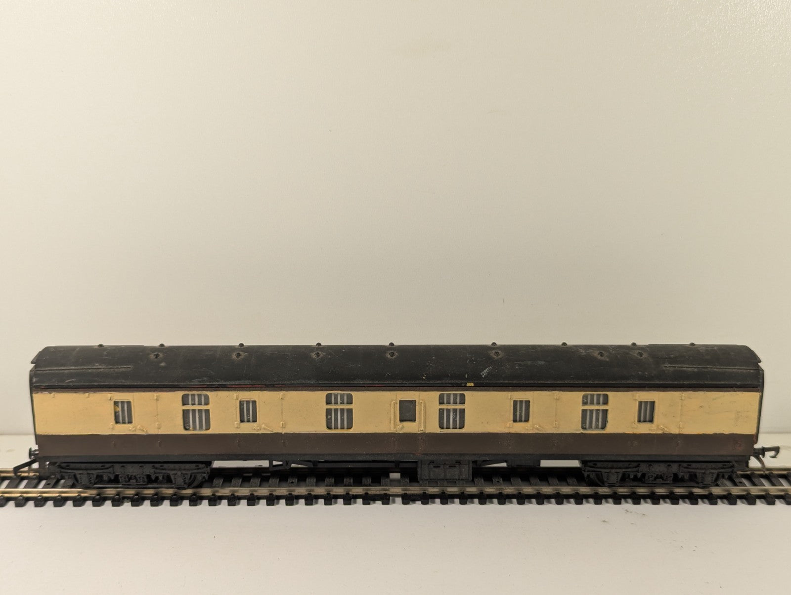 Lima OO Gauge BR Mk1 Full Brake Coach Chocolate & Cream