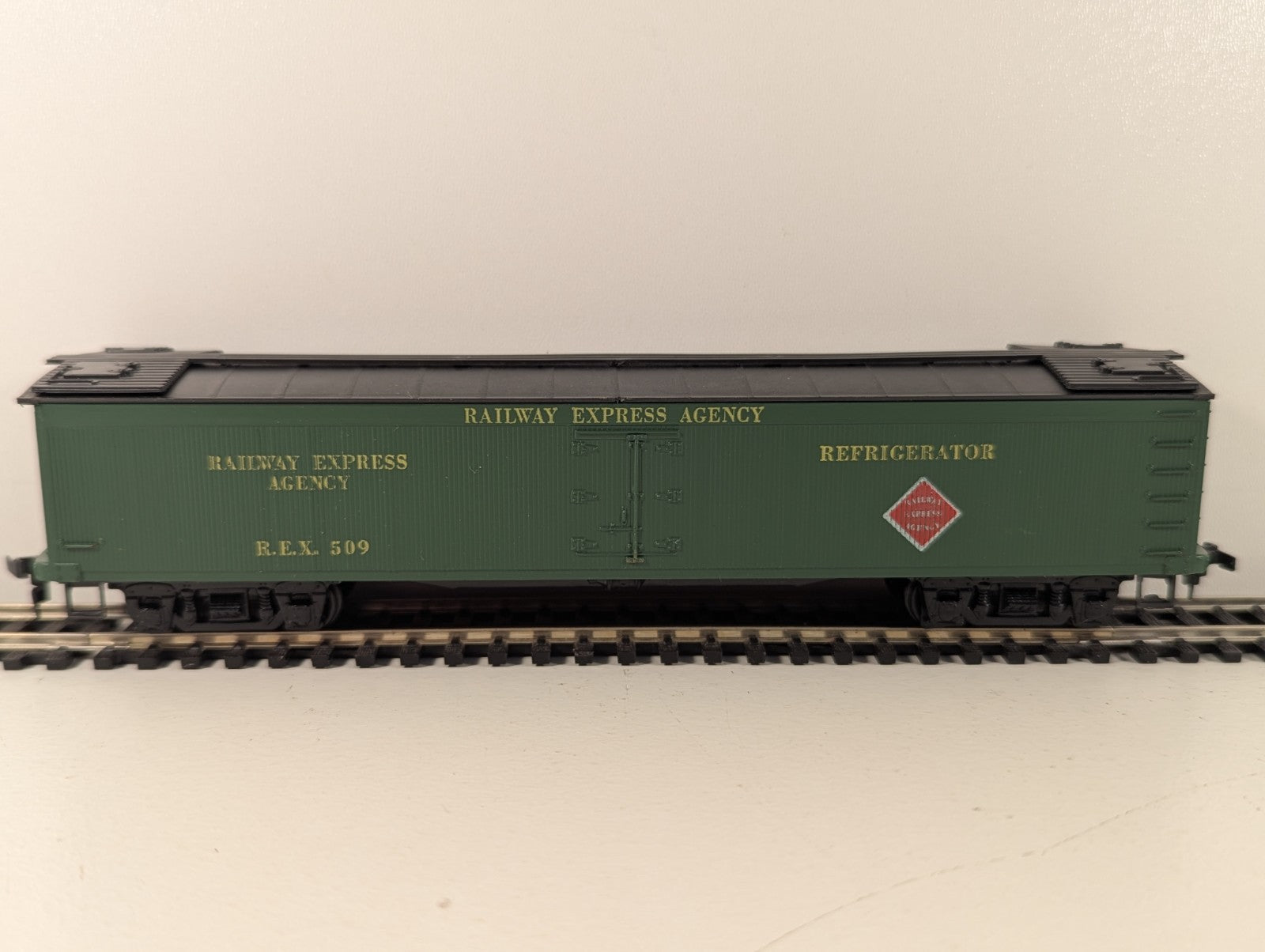 Roundhouse MDC Express Refrigerator Car – REA HO Scale