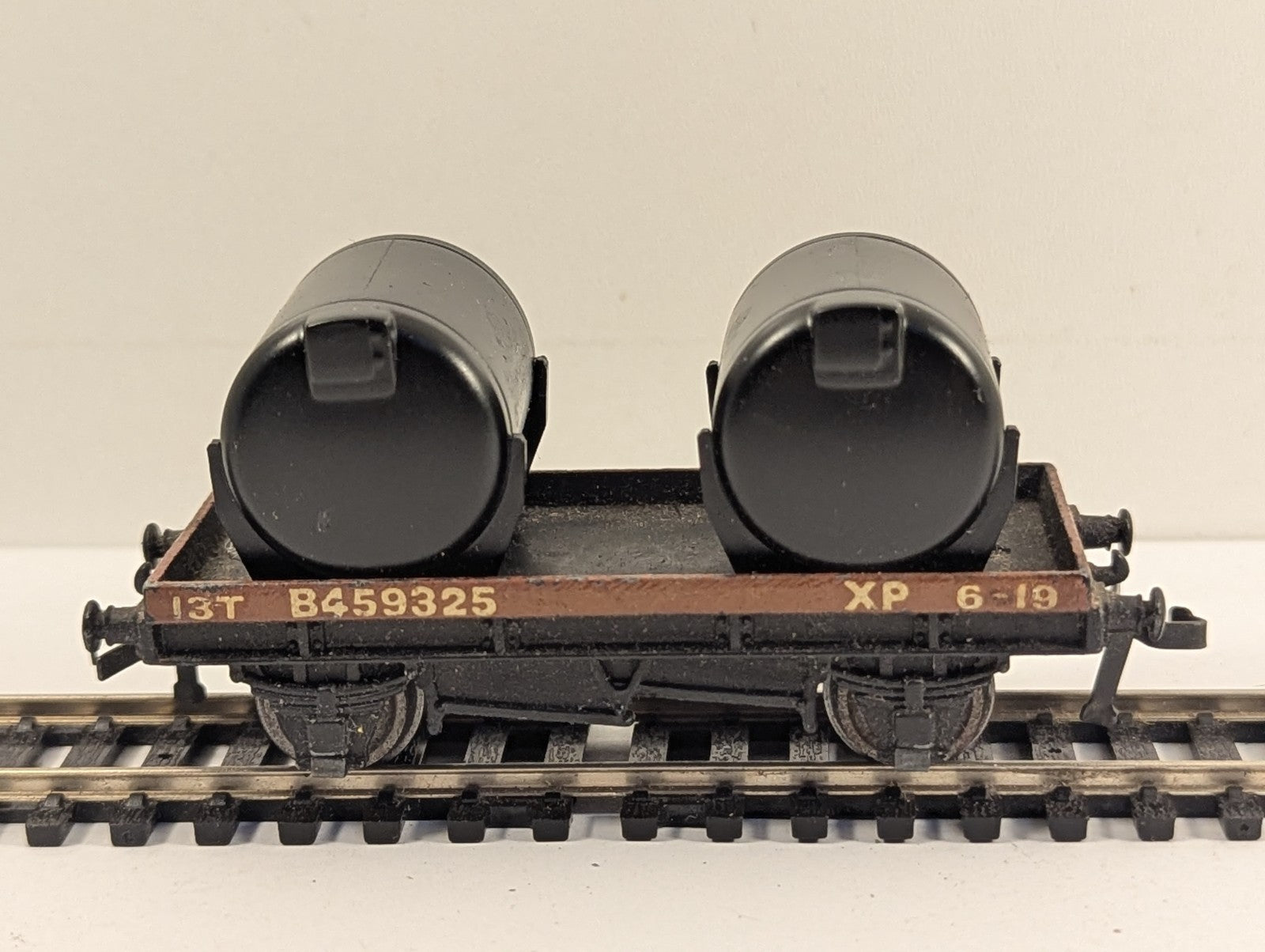 Tri-ang OO Gauge R125 BR Bauxite 1-Plank Wagon with Two Tanks B4593
