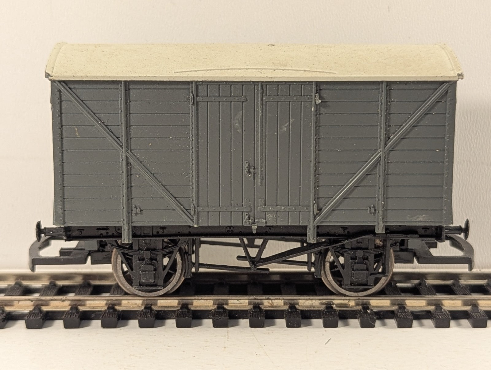 Hornby OO Gauge Ventilated Van Goods Wagon Plain Grey
