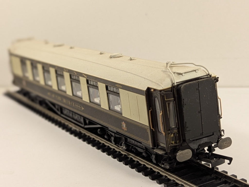 Hornby OO Gauge Pullman Car No. 35 Third Class Passenger Coach - Working Lights