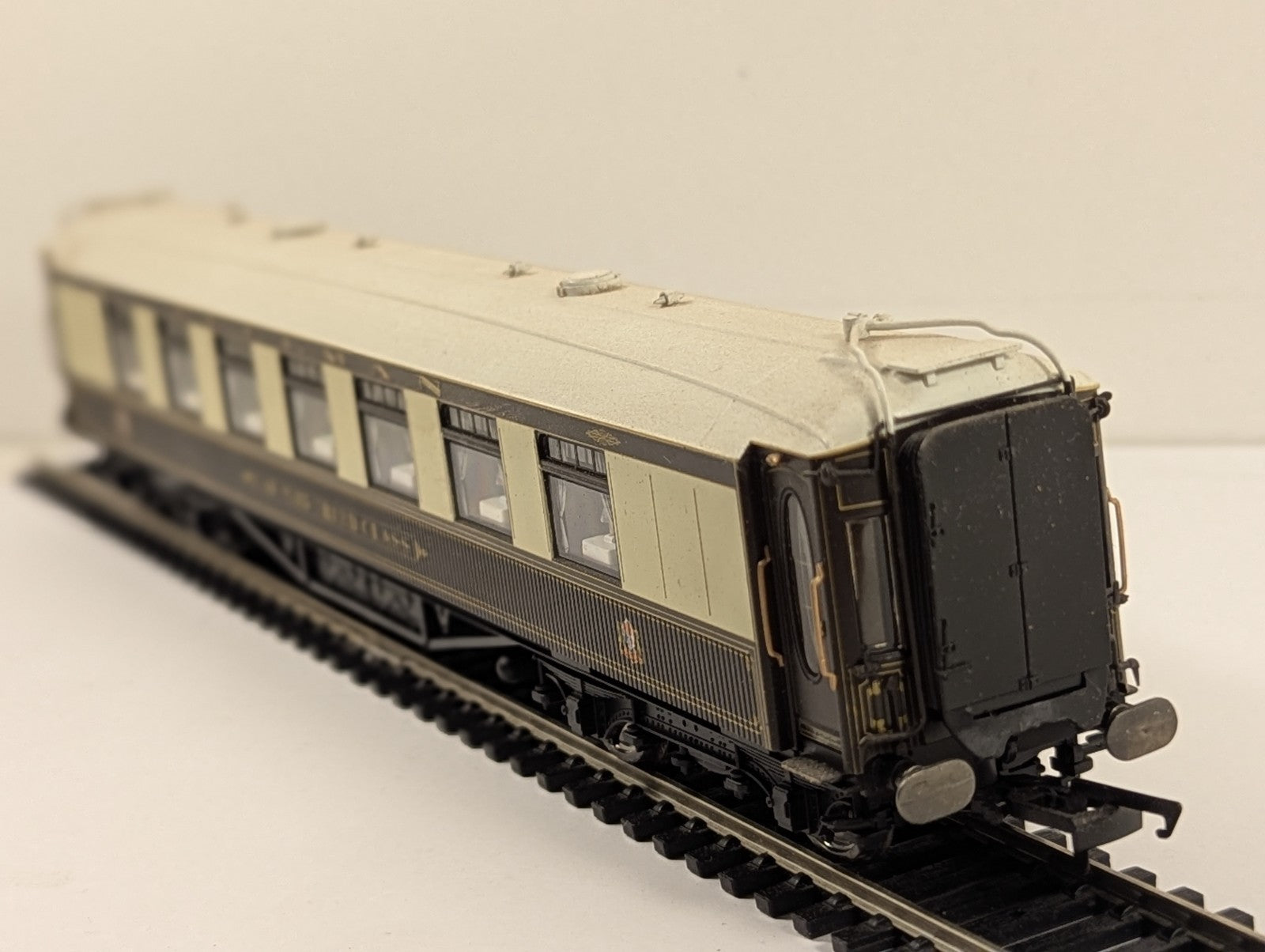 Hornby OO Gauge Pullman Car No. 35 Third Class Passenger Coach - Working Lights