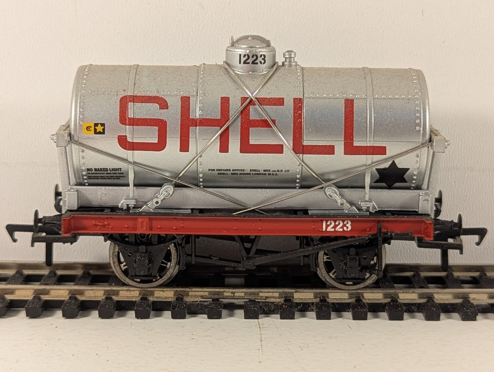 Bachmann OO Gauge 14 Ton Tank Wagon 1223 Shell / BP Silver 37-052