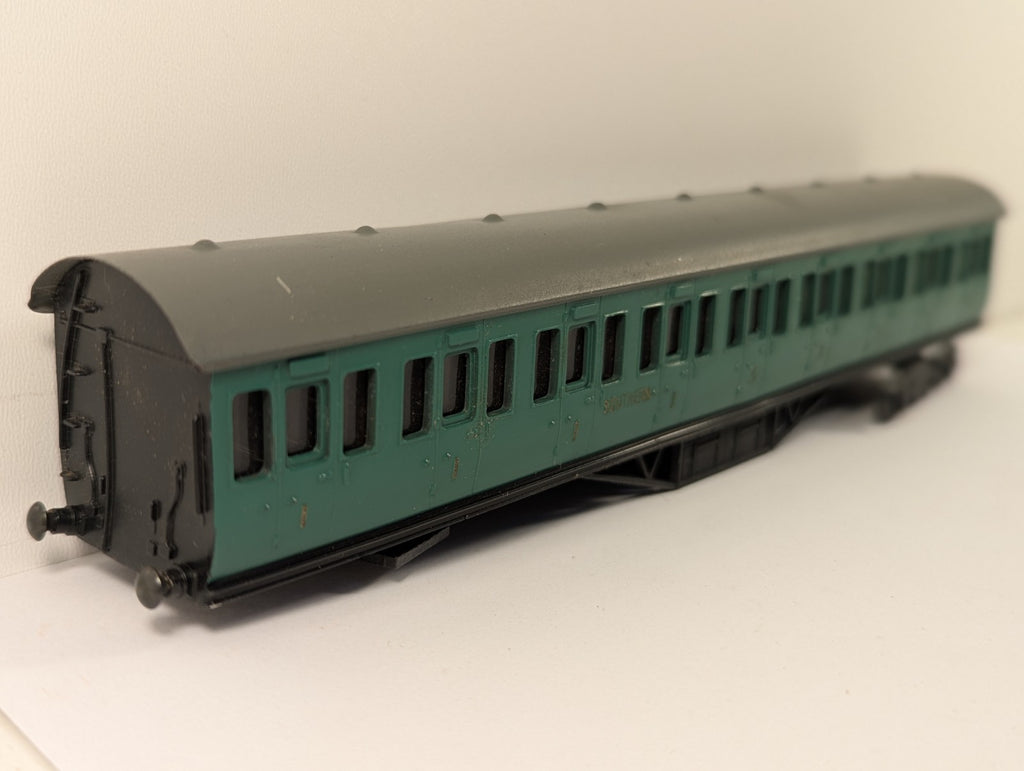 Graham Farish OO Gauge Southern Railway Green Third Class Coach - Boxed