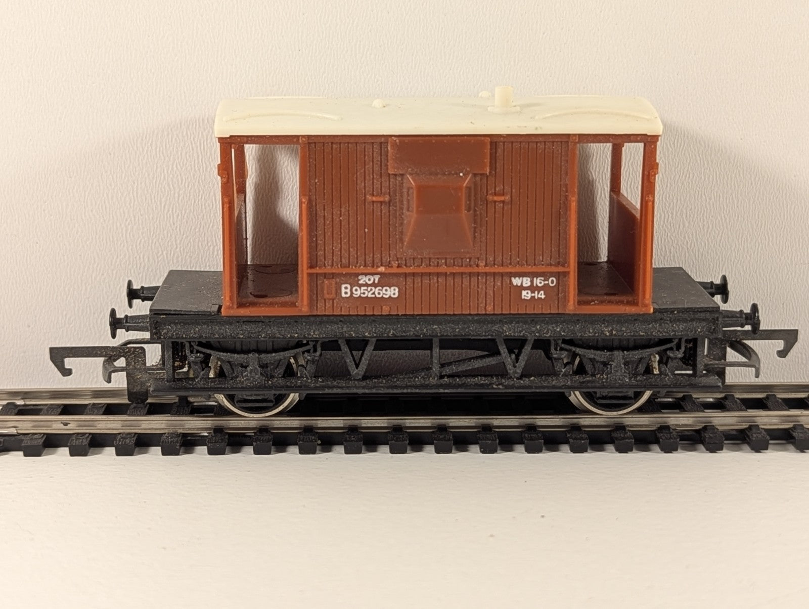 Hornby 20T Brake Van – Brown with Cream Roof – OO Gauge