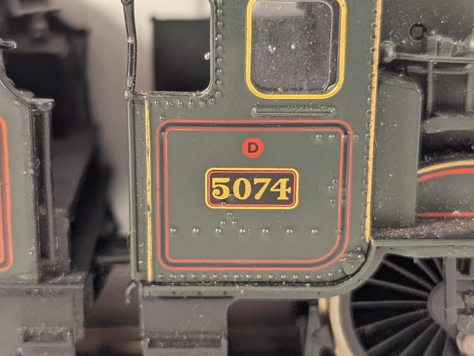 Close up of Hornby OO Gauge GWR Castle Class 5074 Hampden Castle steam loco cab side with number 5074