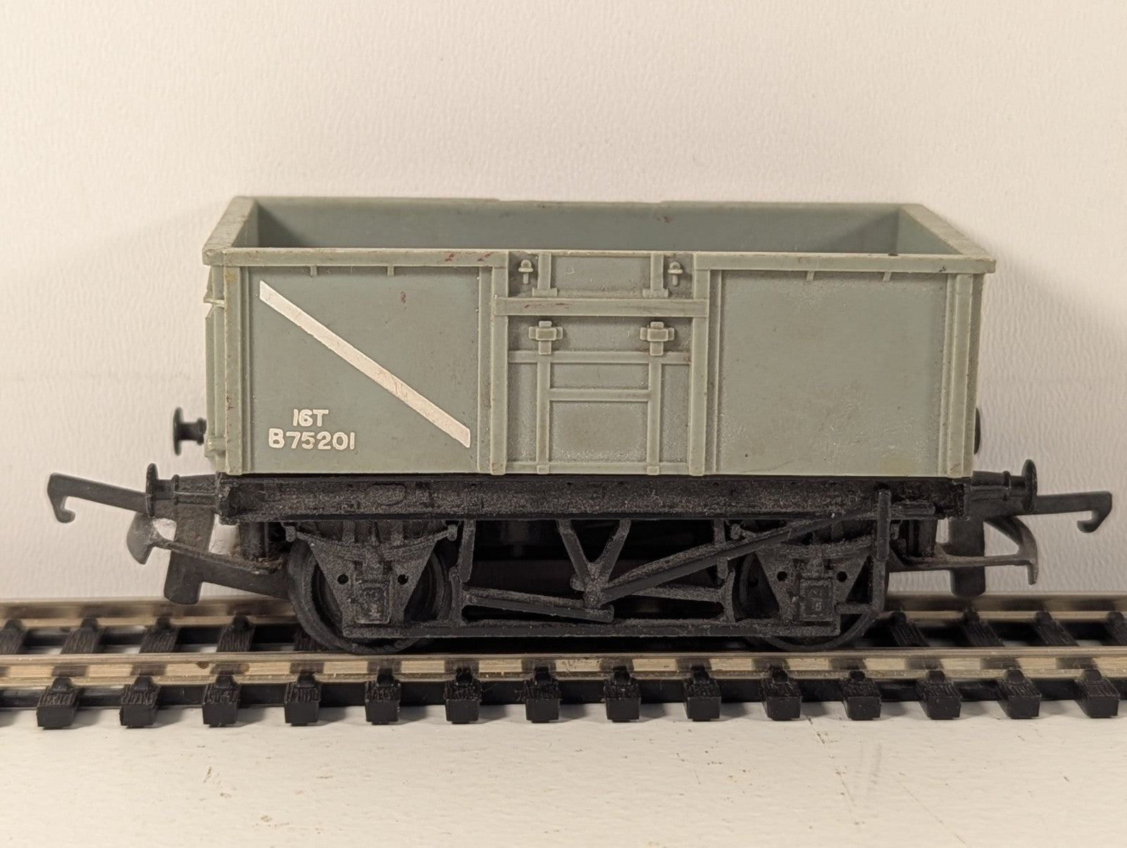 Tri-ang B75201 OO Gauge 16T Mineral Wagon