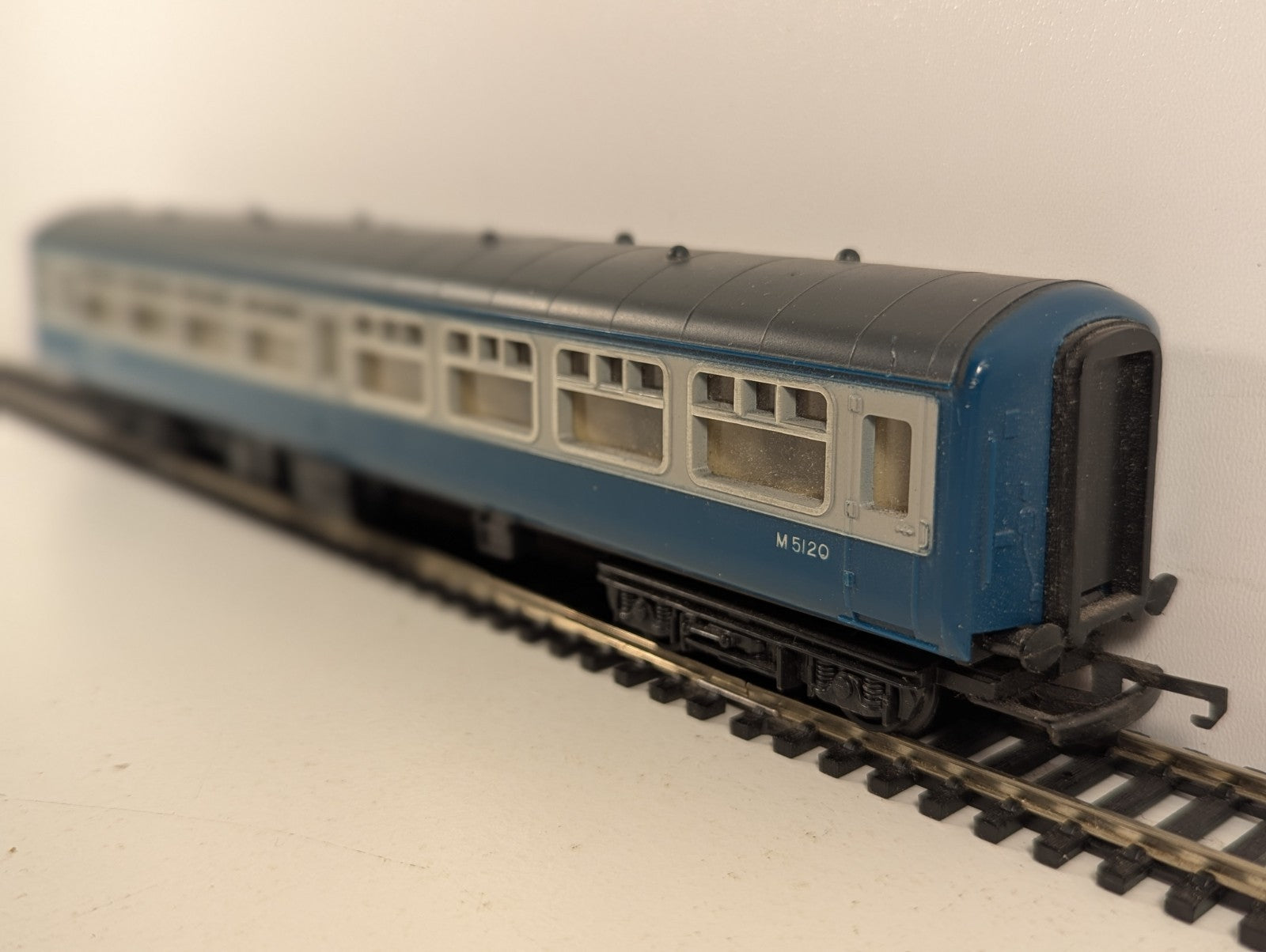 Hornby OO Gauge BR Mark 2 Coach Passenger Coach M5120 BR Blue & Grey