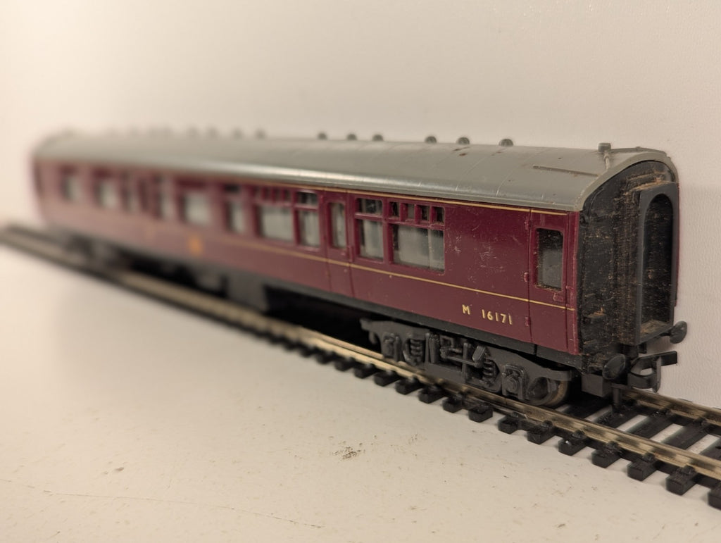 Trix OO Gauge BR Maroon Passenger Coach M16171