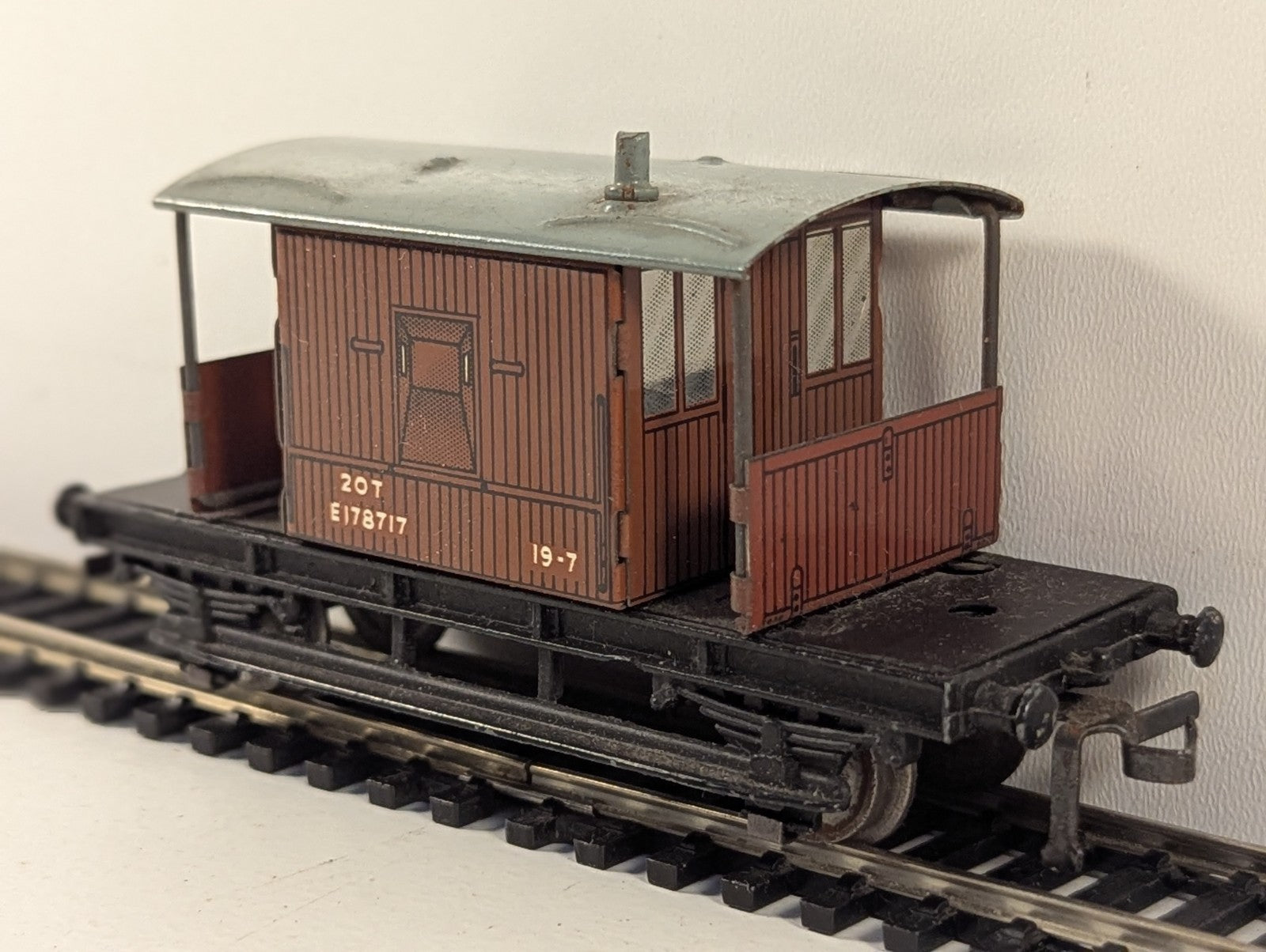 Hornby Dublo OO Gauge Tinplate 20 Ton Goods Brake Van