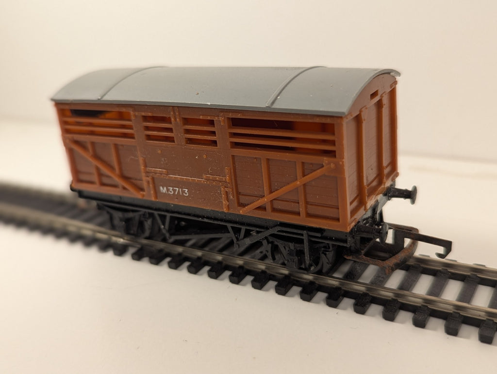 Tri-ang Hornby R122 OO Gauge Cattle Wagon – M3713