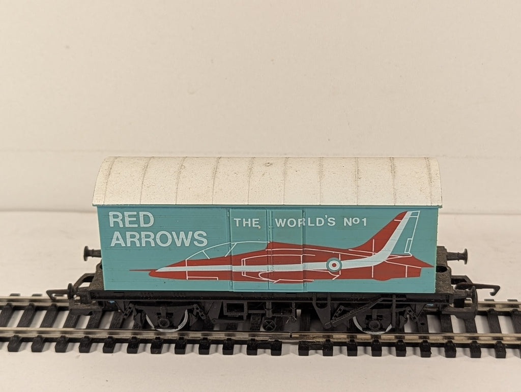 Hornby OO Gauge Red Arrows Closed Van Goods Wagon R118