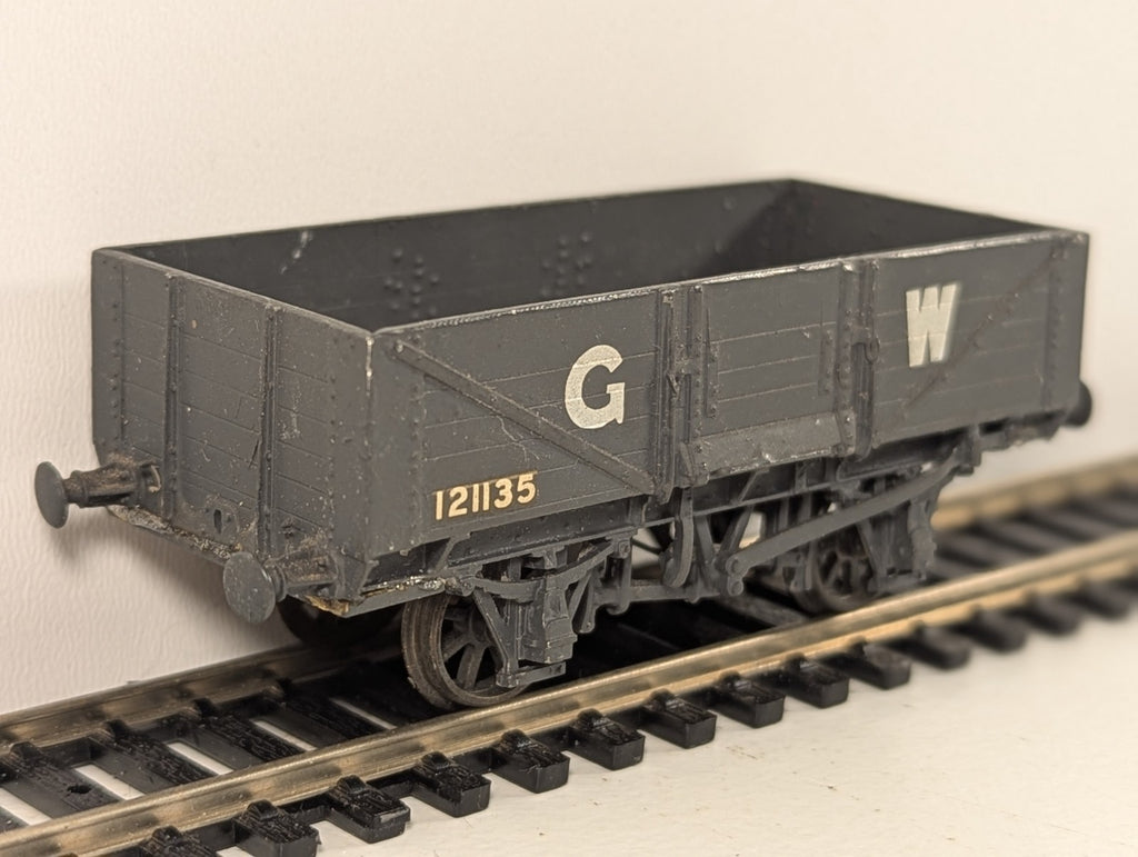 Peco OO gauge GWR 5-plank open goods wagon kit - body comes of wheels