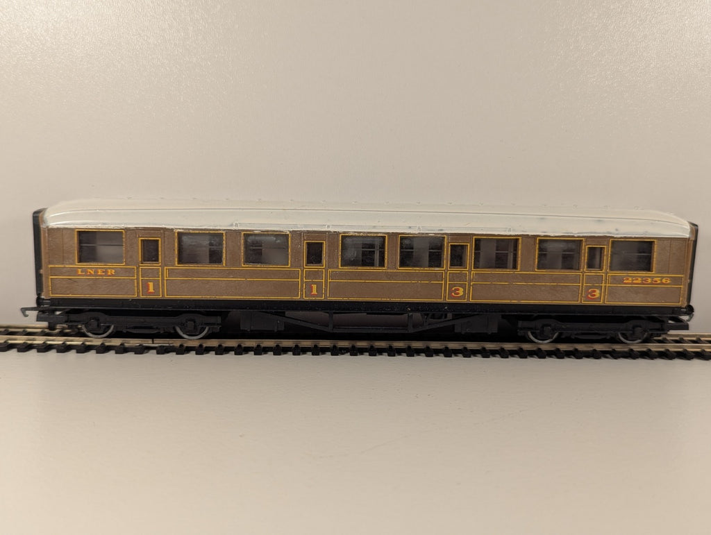 Hornby OO Gauge LNER Teak Composite Coach No. 22356 – Repainted Roof