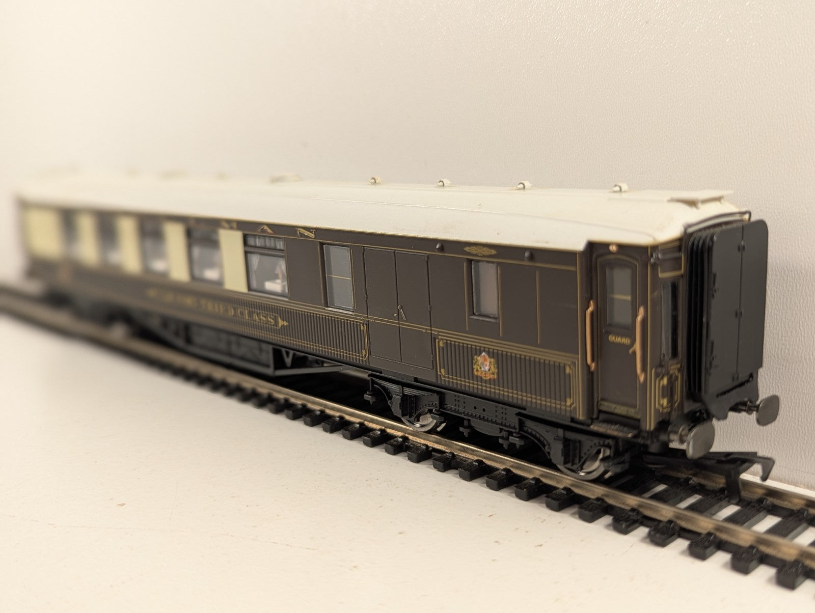 Hornby R4150 Pullman 3rd Class Brake 'Car No.65 Third Class' - Working Lights