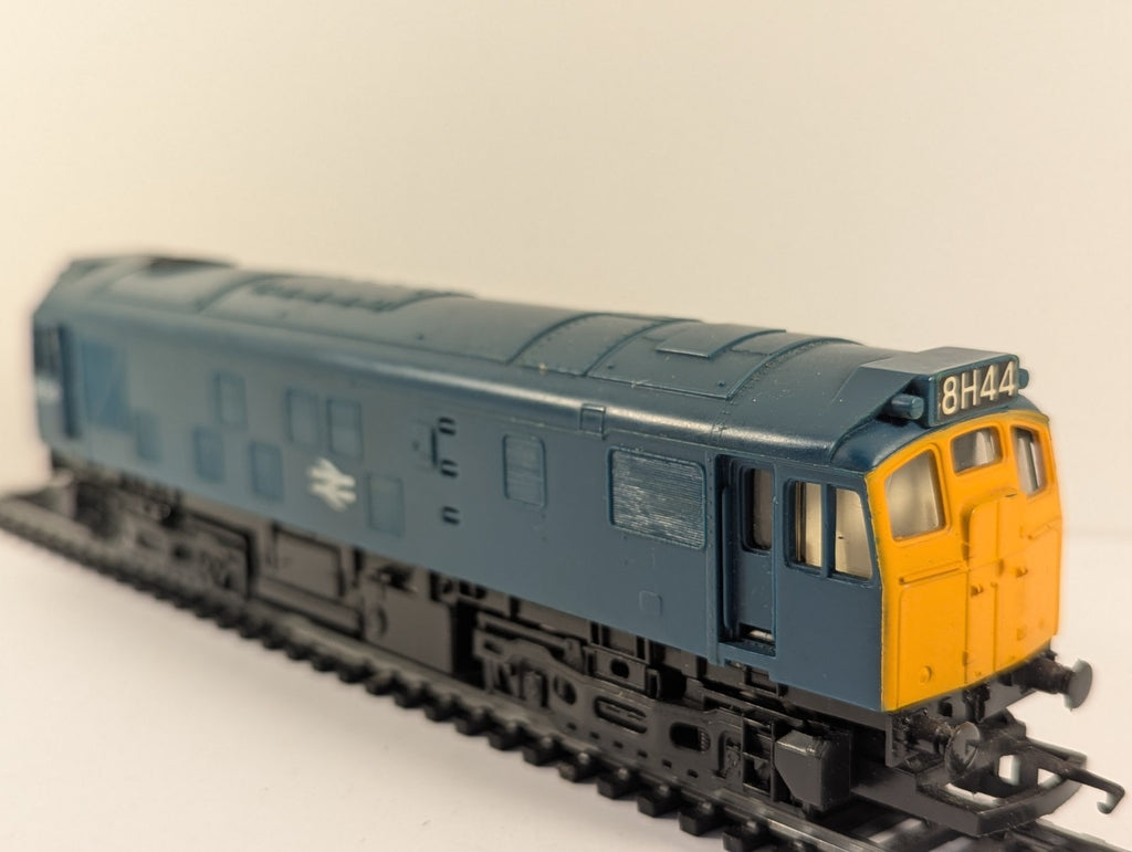 Hornby R326 OO Gauge Class 25 Diesel Locomotive Poor Runner