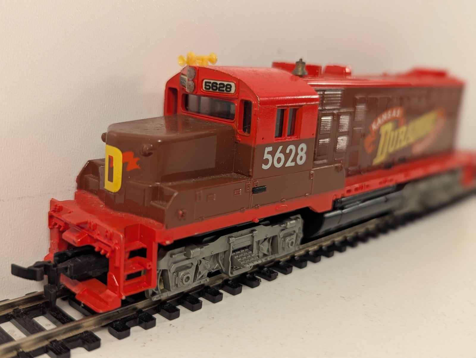 Tyco HO Gauge Durango GP20 Diesel Locomotive - Gear Split