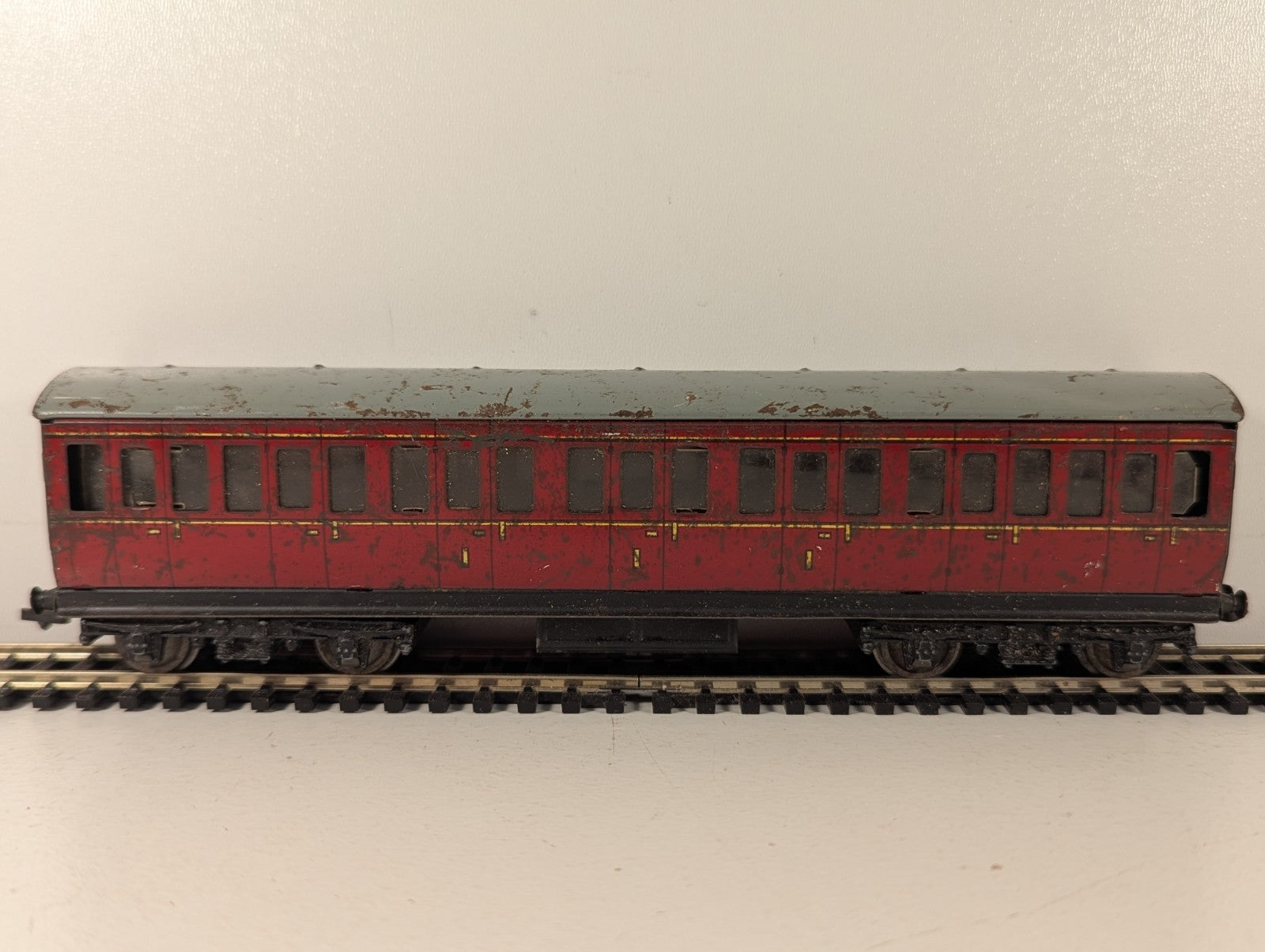 Hornby OO Gauge Passenger Coach LMS Maroon