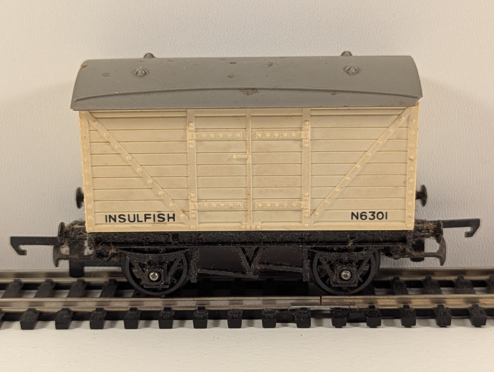 Tri-ang OO Gauge Insulfish Van – No. N6301