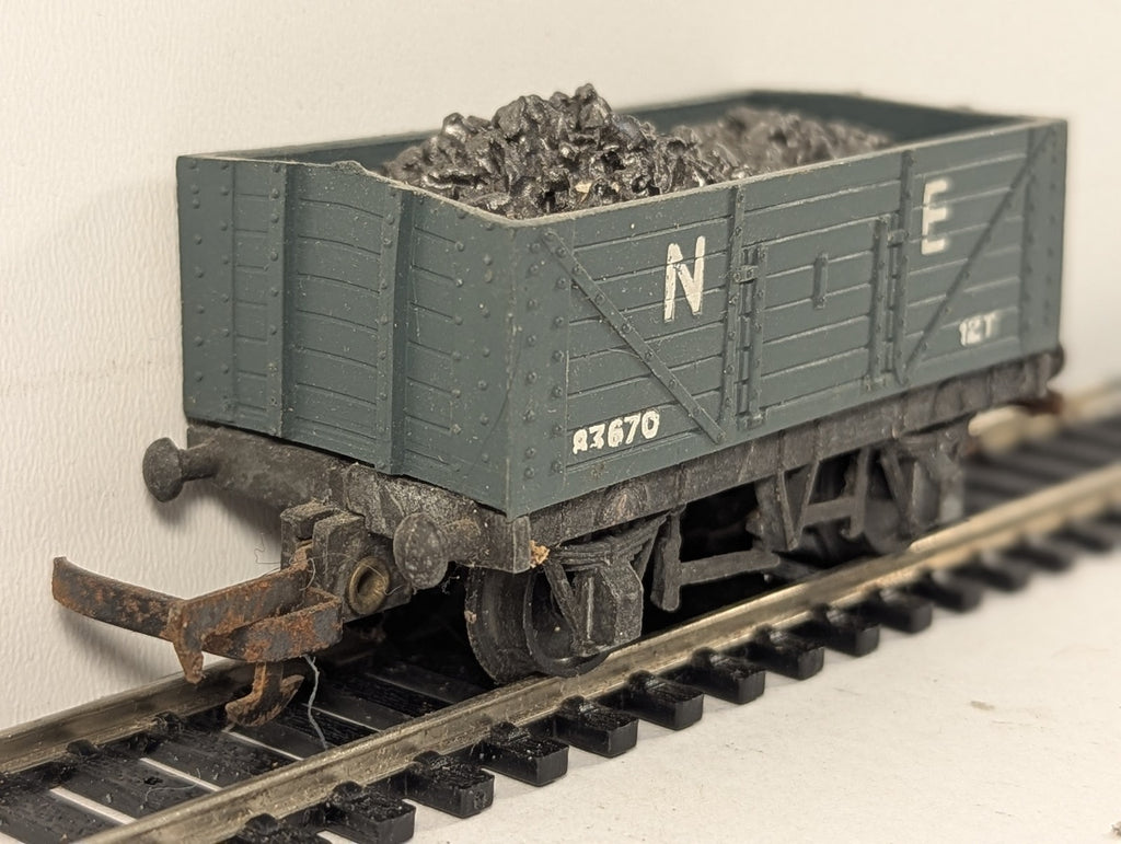 Tri-ang OO Gauge NE 5-Plank Open Wagon with Coal Load Goods Wagon 83670 NE Grey