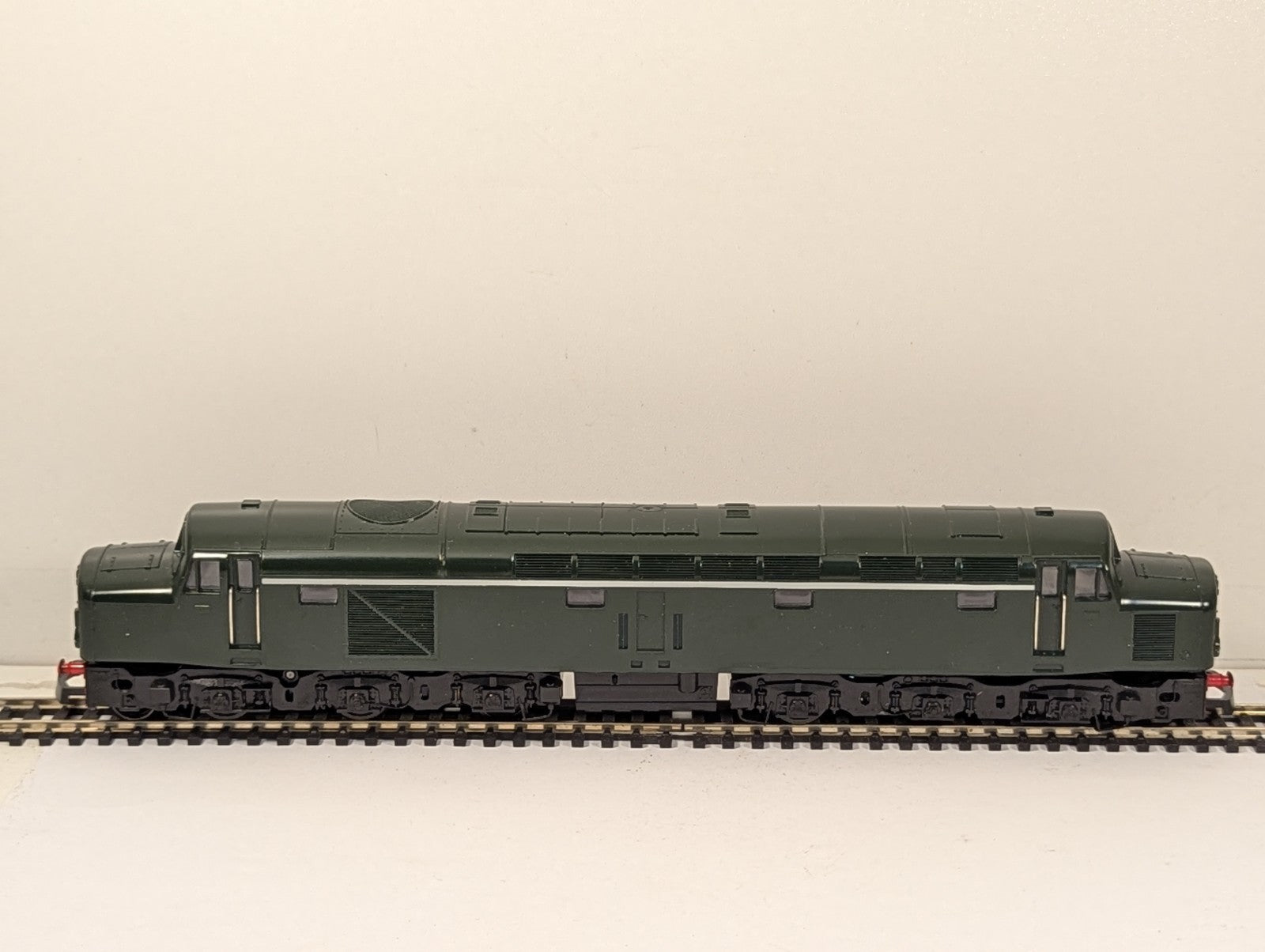 Jouef OO Gauge British Rail Class 40 Locomotive BR Green 8913