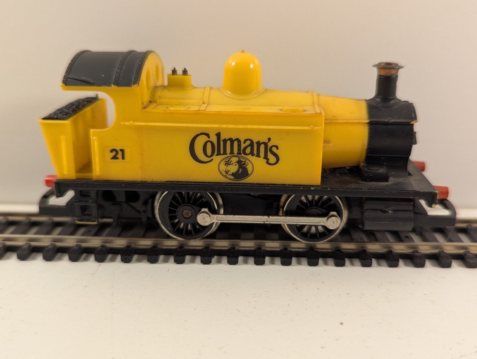 Hornby OO Gauge R155 Holden 0-4-0T “Colman’s Mustard” Yellow Tank Locomotive
