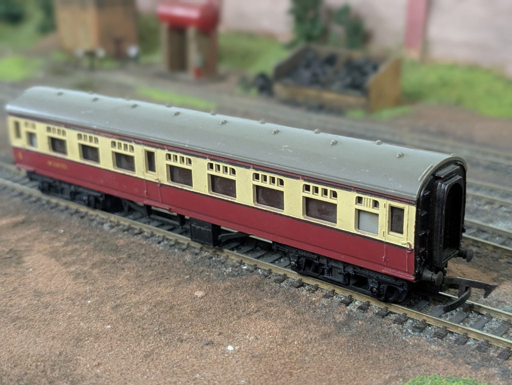Tri-ang R29 OO Gauge BR Main Line Composite Coach M24001