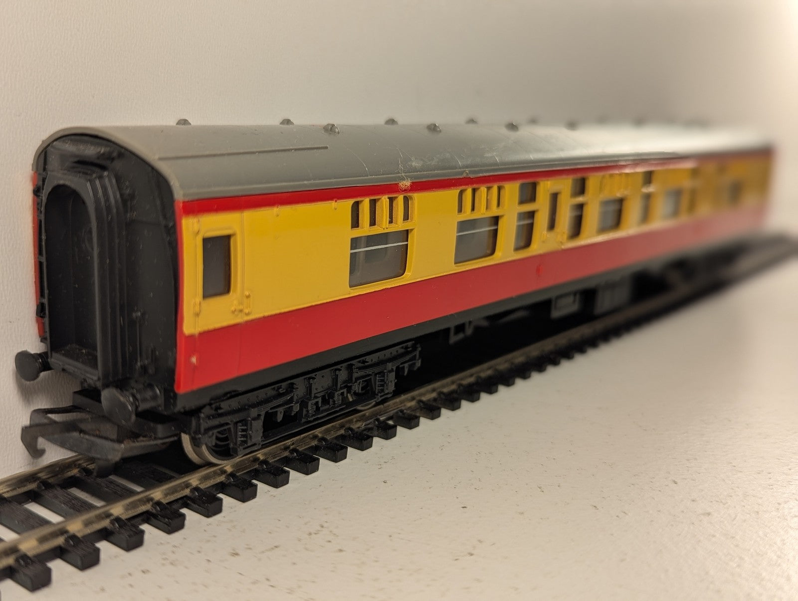 Hornby OO Gauge LMS Style Composite Coach Passenger Coach 15210