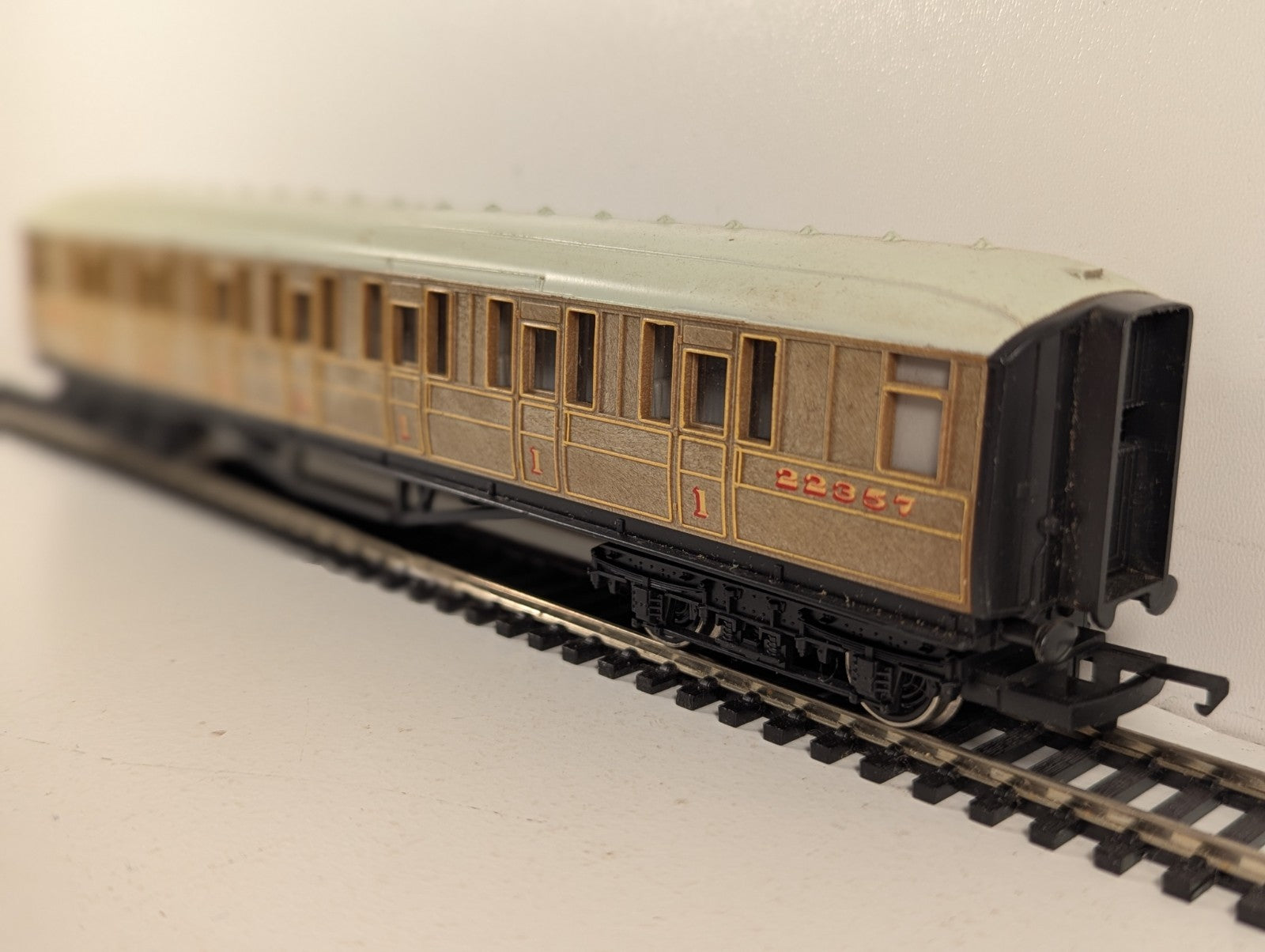 Hornby LNER Composite Coach Passenger Coach 22357 LNER Teak
