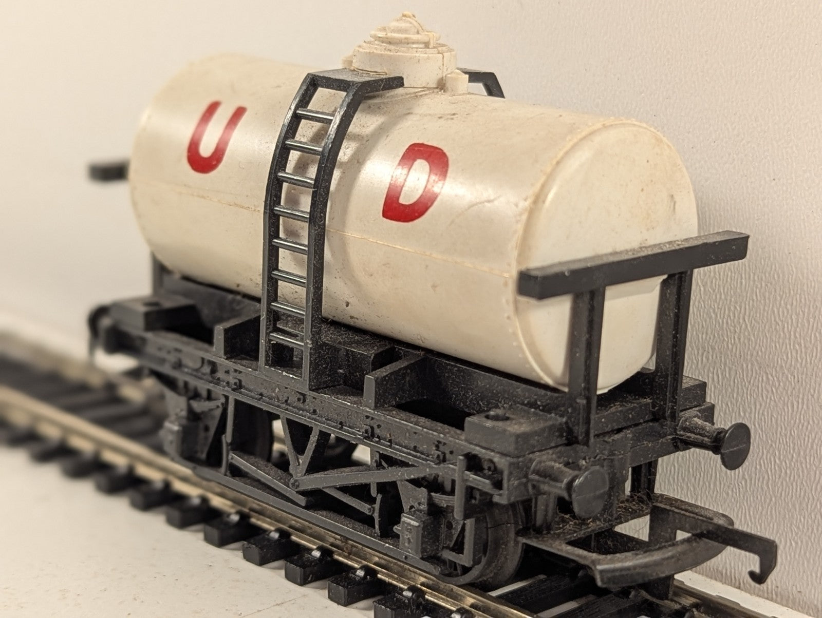 Hornby OO Gauge United Dairies Milk Tank Wagon Goods Wagon