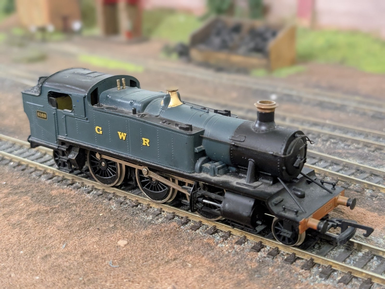 Mainline 937083 Class 61xx 2-6-2T 6169 in GWR green OO Gauge
