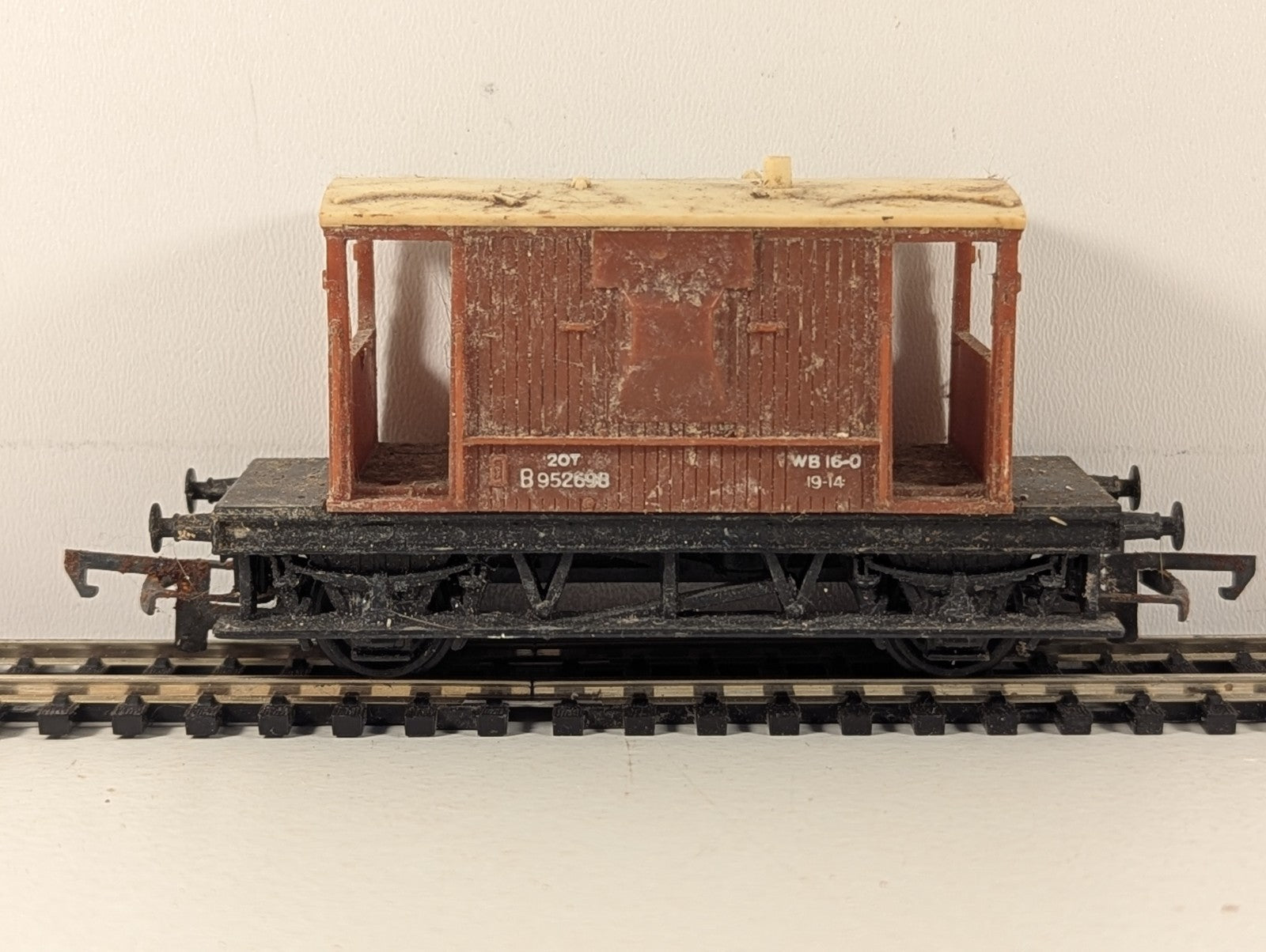 Tri-ang OO Gauge BR 20 Ton Goods Brake Van B952698 BR Bauxite