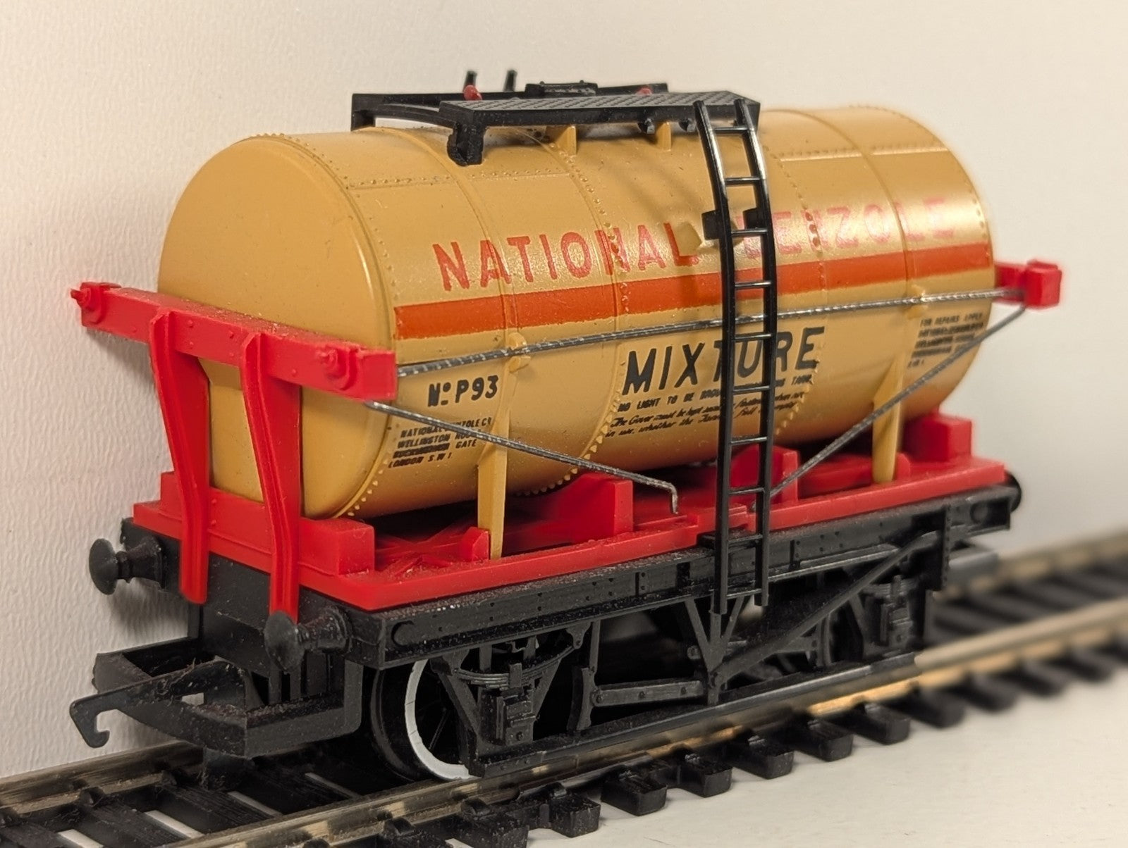 Hornby R239 OO Gauge Orange National Benzole Tank Wagon