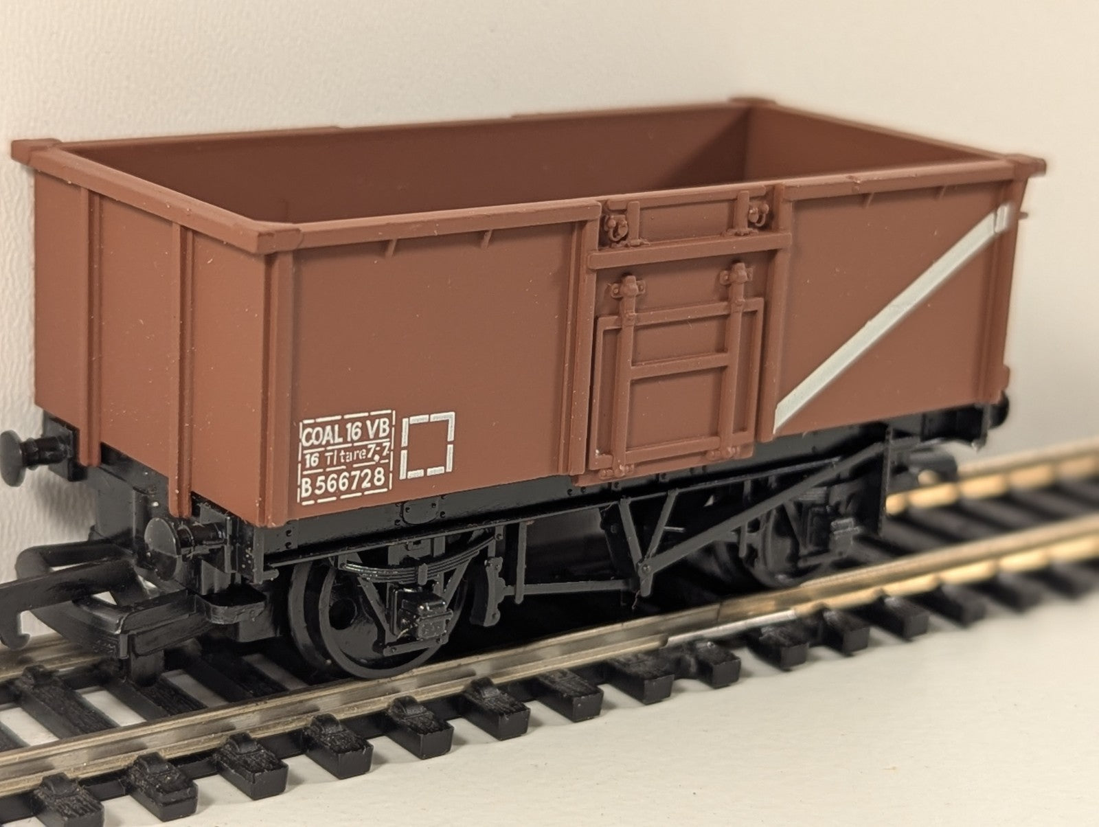 Mainline Railways 37-144 OO Gauge 16-Ton Steel Mineral Wagon – BR Brown