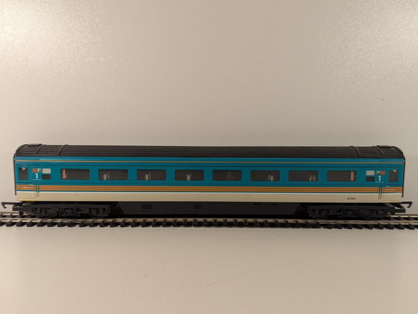 Hornby R4083 OO Midland Mainline Mk3a Open First 41061