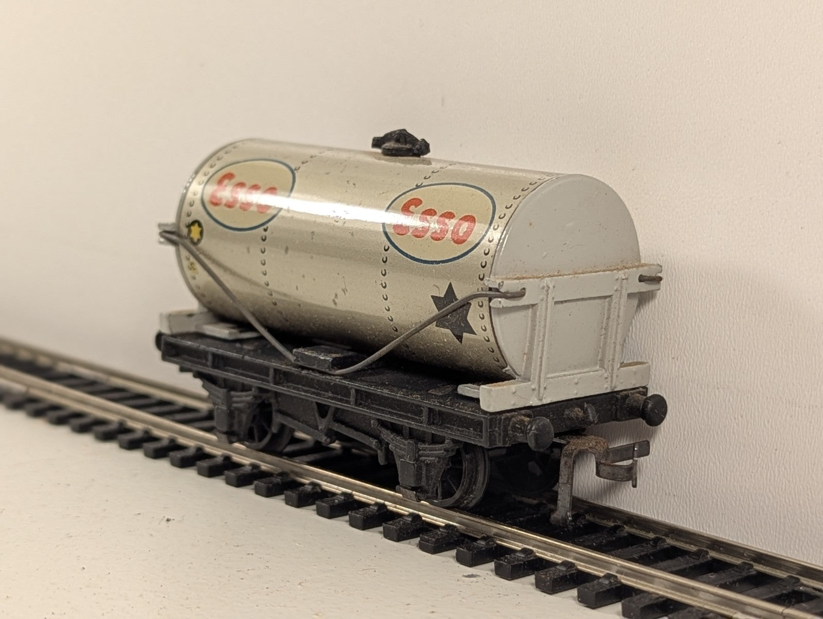 Hornby Dublo 32081 OO Gauge D1 ESSO Petrol Tank Wagon - Boxed