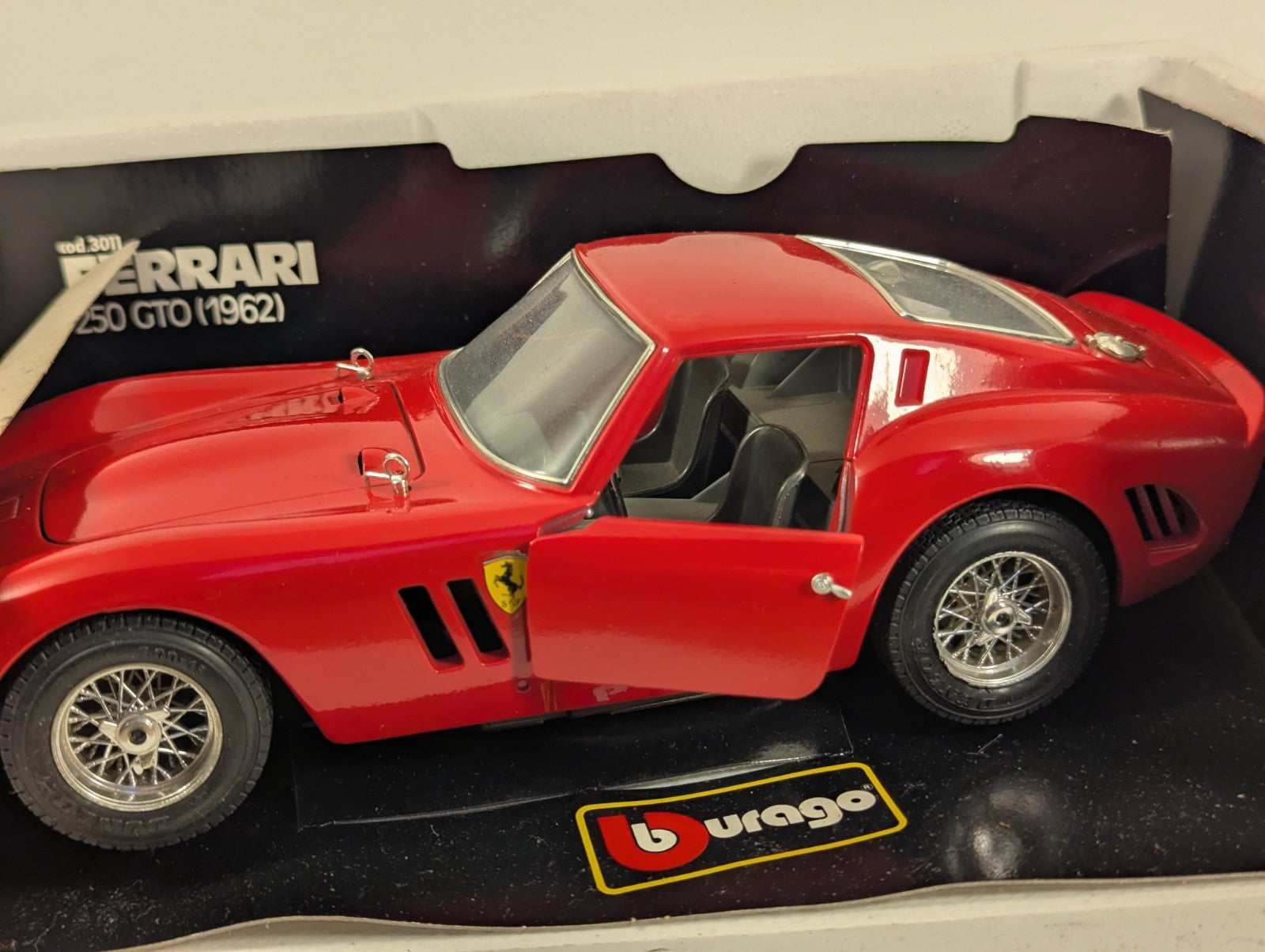 Bburago 1:18 Ferrari 250 GTO (1962) Die-cast Model Car Red 3011